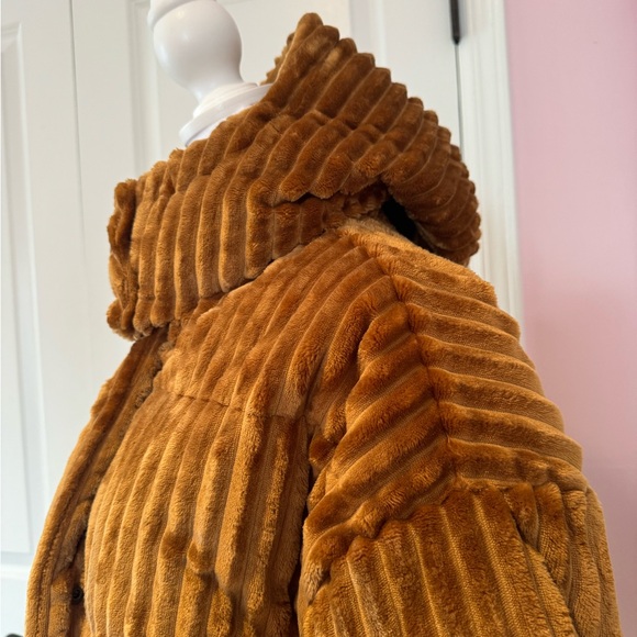 American eagle fuzzy jacket. Size S. New with tags. - Picture 5 of 8